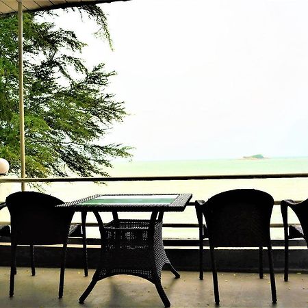 G&T'S Beach Front Villa Танджунг-Бунга Экстерьер фото
