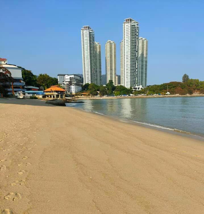 G&T'S Beach Front Villa Танджунг-Бунга Экстерьер фото