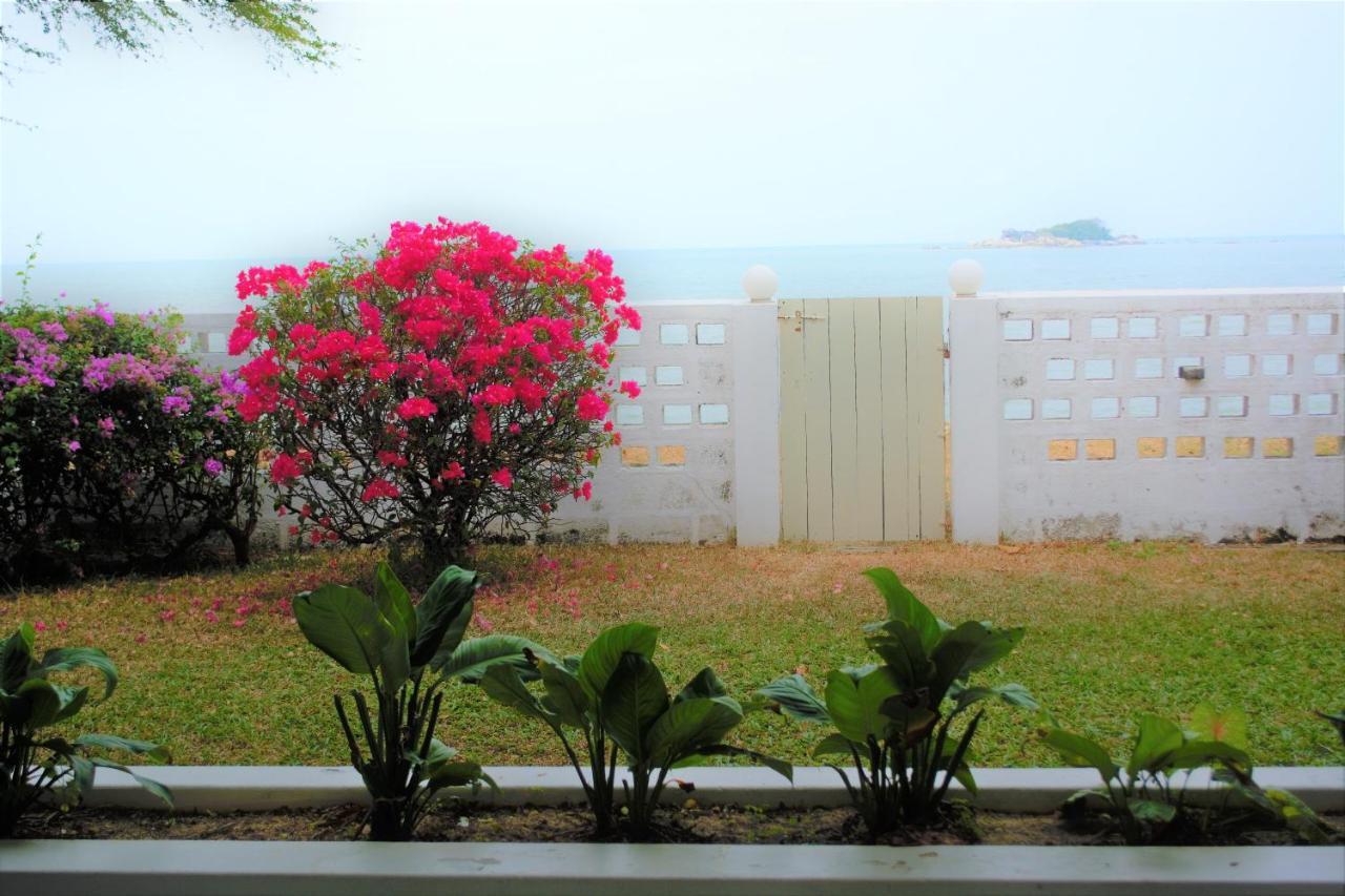 G&T'S Beach Front Villa Танджунг-Бунга Экстерьер фото
