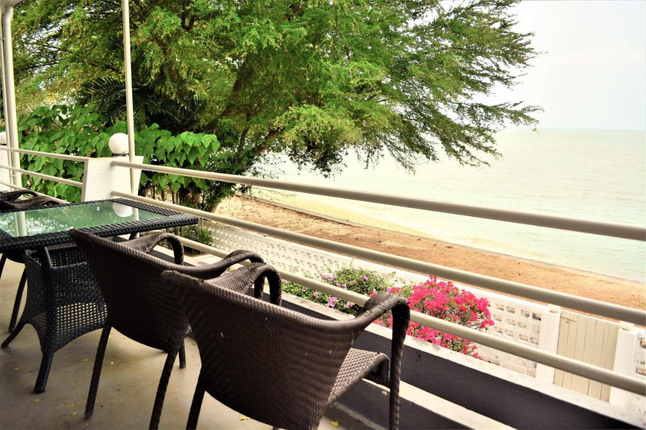 G&T'S Beach Front Villa Танджунг-Бунга Экстерьер фото