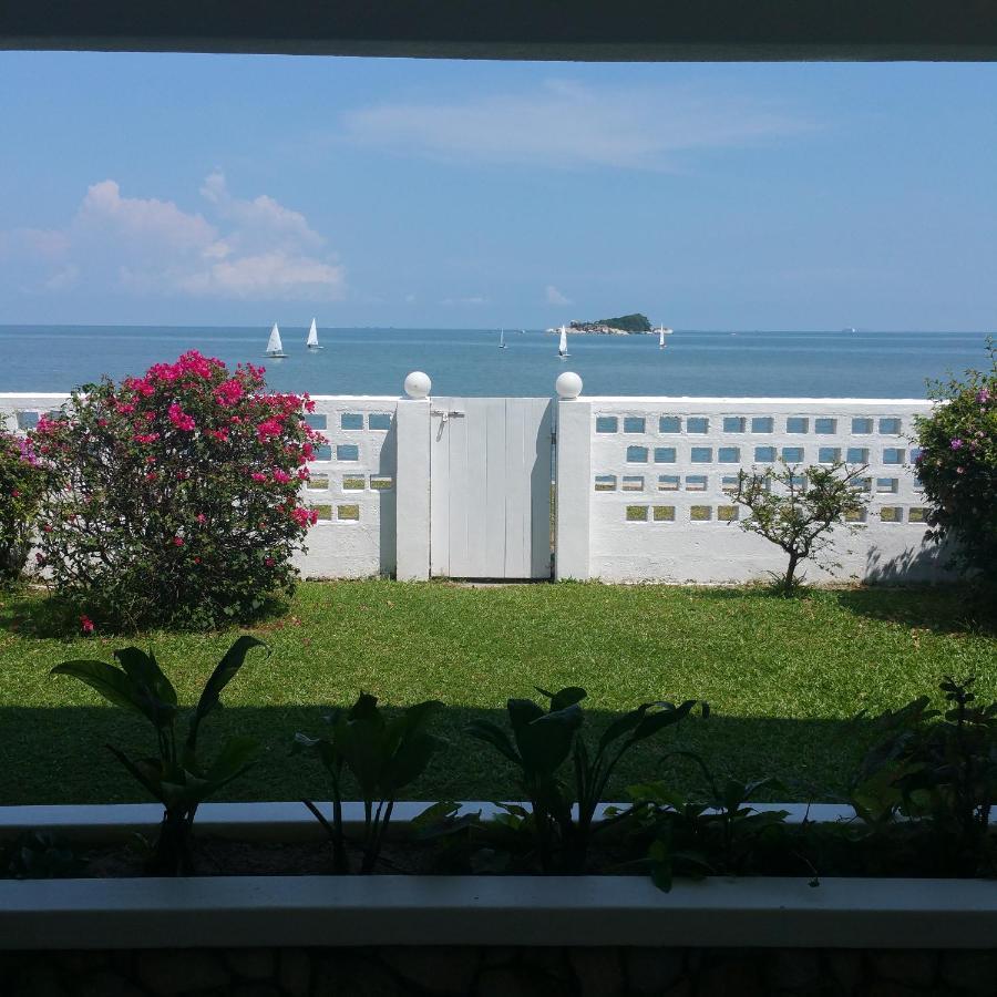 G&T'S Beach Front Villa Танджунг-Бунга Экстерьер фото