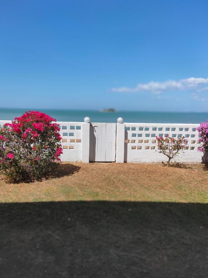 G&T'S Beach Front Villa Танджунг-Бунга Экстерьер фото